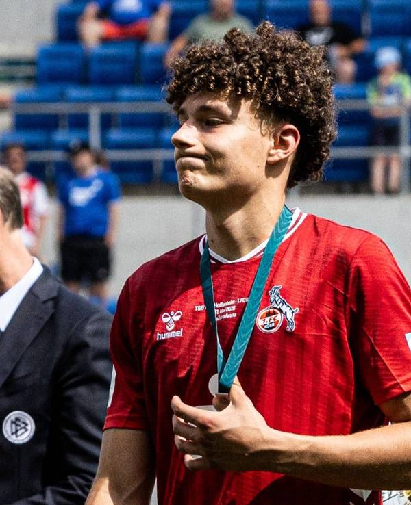 Arian Römers im Trikot des 1. FC Köln mit der Silbermedaille um den Hals.
