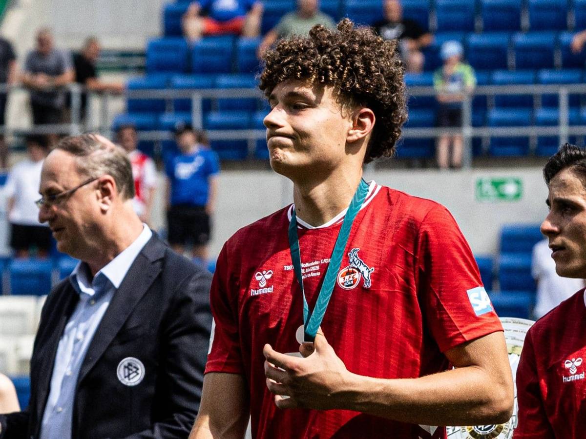 Arian Römers im Trikot des 1. FC Köln mit der Silbermedaille um den Hals.