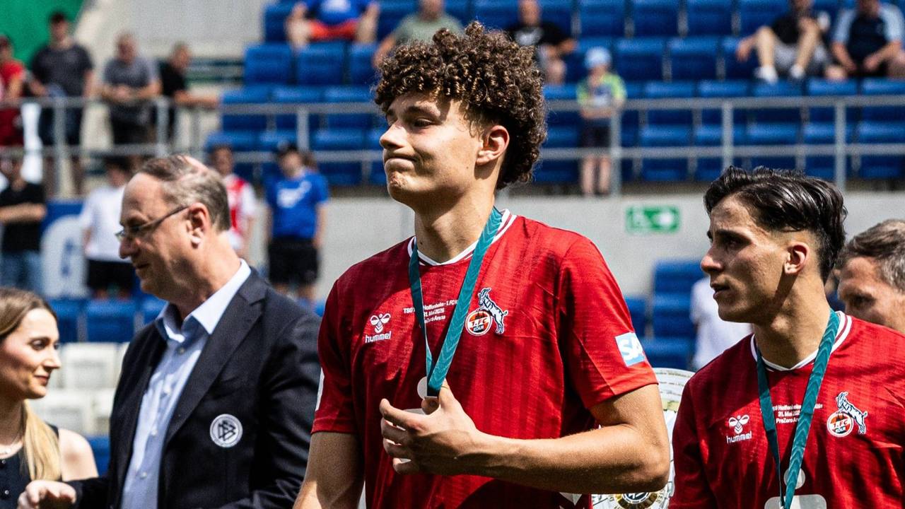 Arian Römers im Trikot des 1. FC Köln mit der Silbermedaille um den Hals.