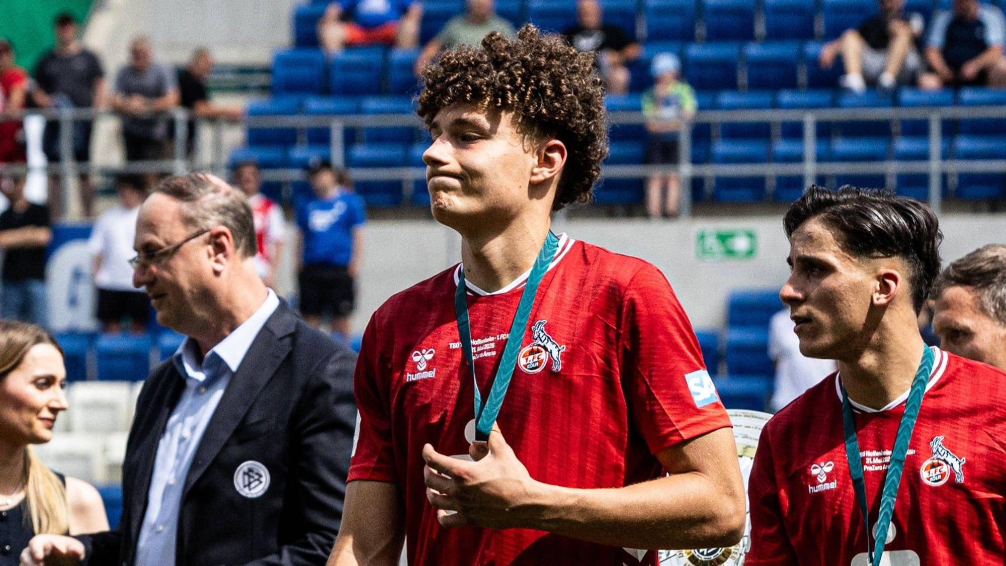 Arian Römers im Trikot des 1. FC Köln mit der Silbermedaille um den Hals.