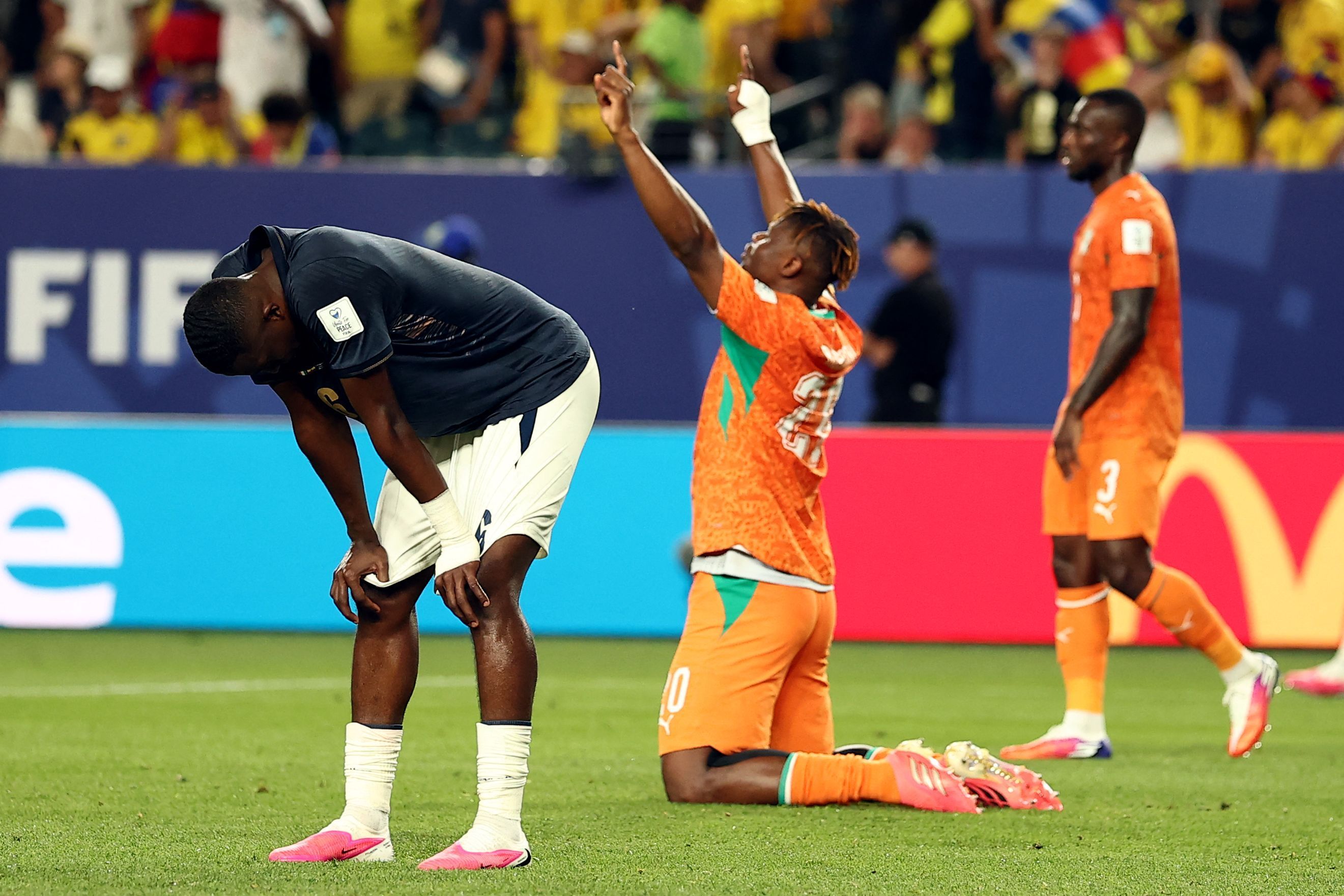 Willian Pacho jubelt auf den Knien über den Sieg der Elfenbeinküste gegen Ecuador.