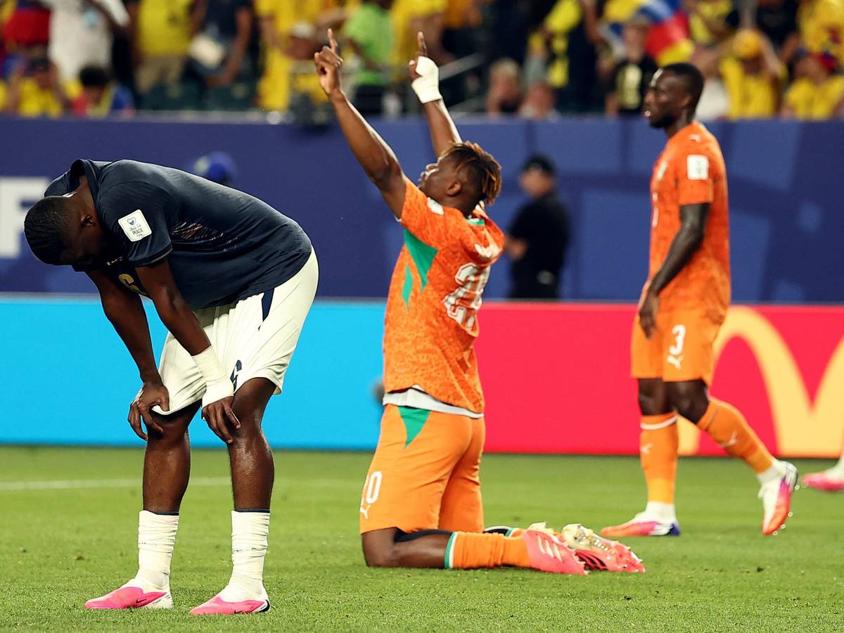 Willian Pacho jubelt auf den Knien über den Sieg der Elfenbeinküste gegen Ecuador.