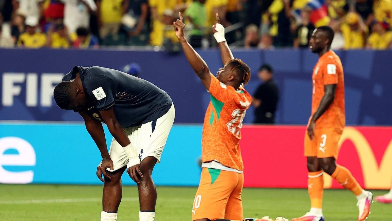 Willian Pacho jubelt auf den Knien über den Sieg der Elfenbeinküste gegen Ecuador.