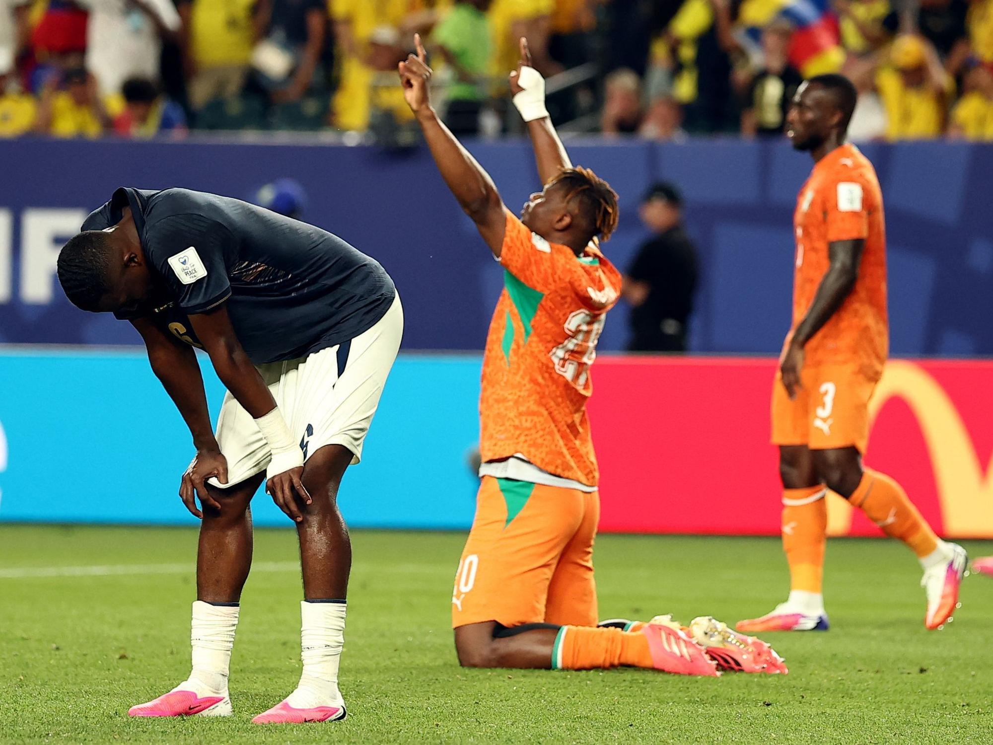 Willian Pacho jubelt auf den Knien über den Sieg der Elfenbeinküste gegen Ecuador.