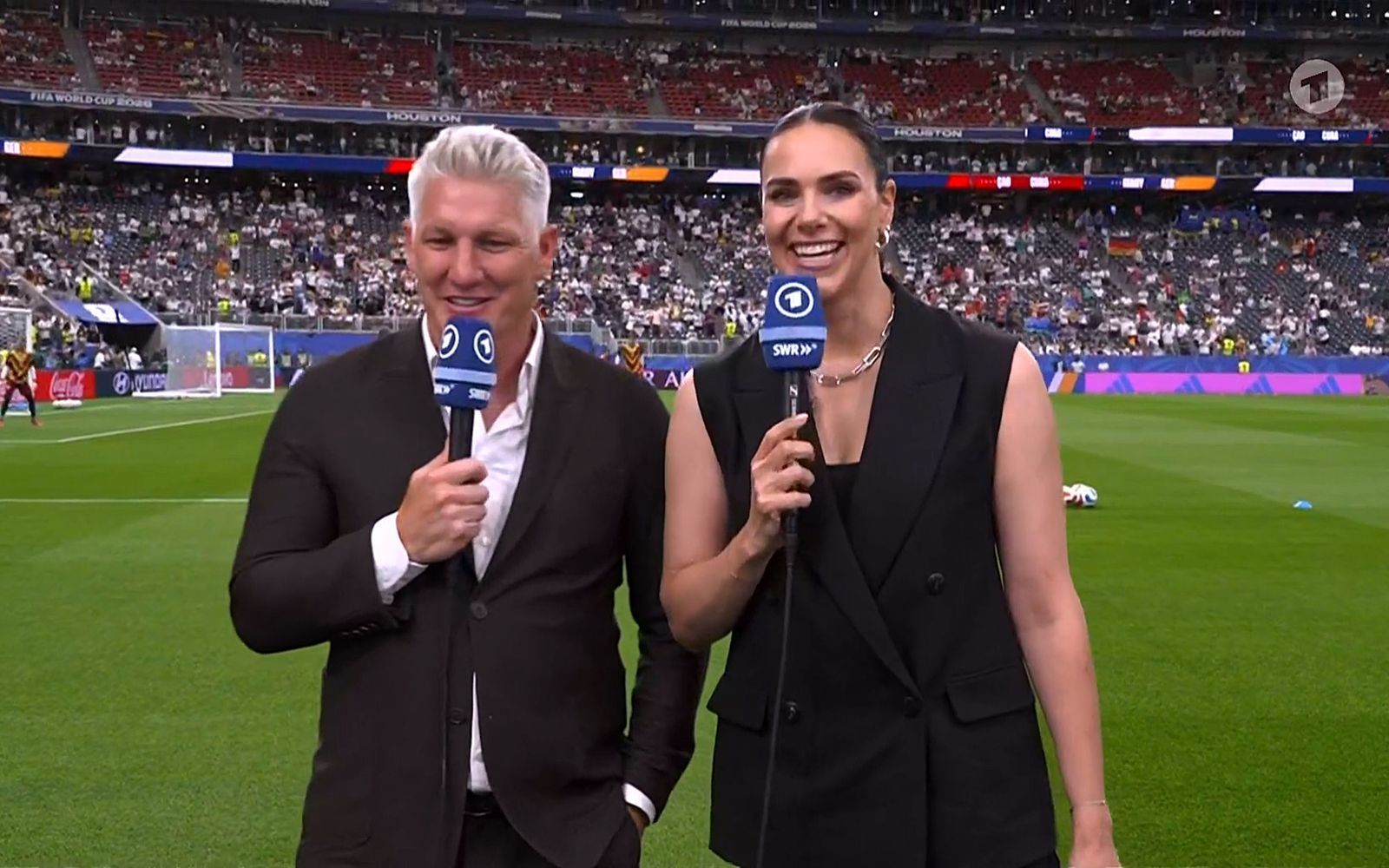 Esther Sedlaczek und Bastian Schweinsteiger begleiteten den Auftakt der deutschen Nationalmannschaft bei der WM. (Bild: ARD)
