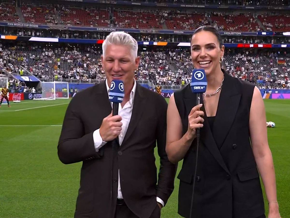 Esther Sedlaczek und Bastian Schweinsteiger begleiteten den Auftakt der deutschen Nationalmannschaft bei der WM. (Bild: ARD)