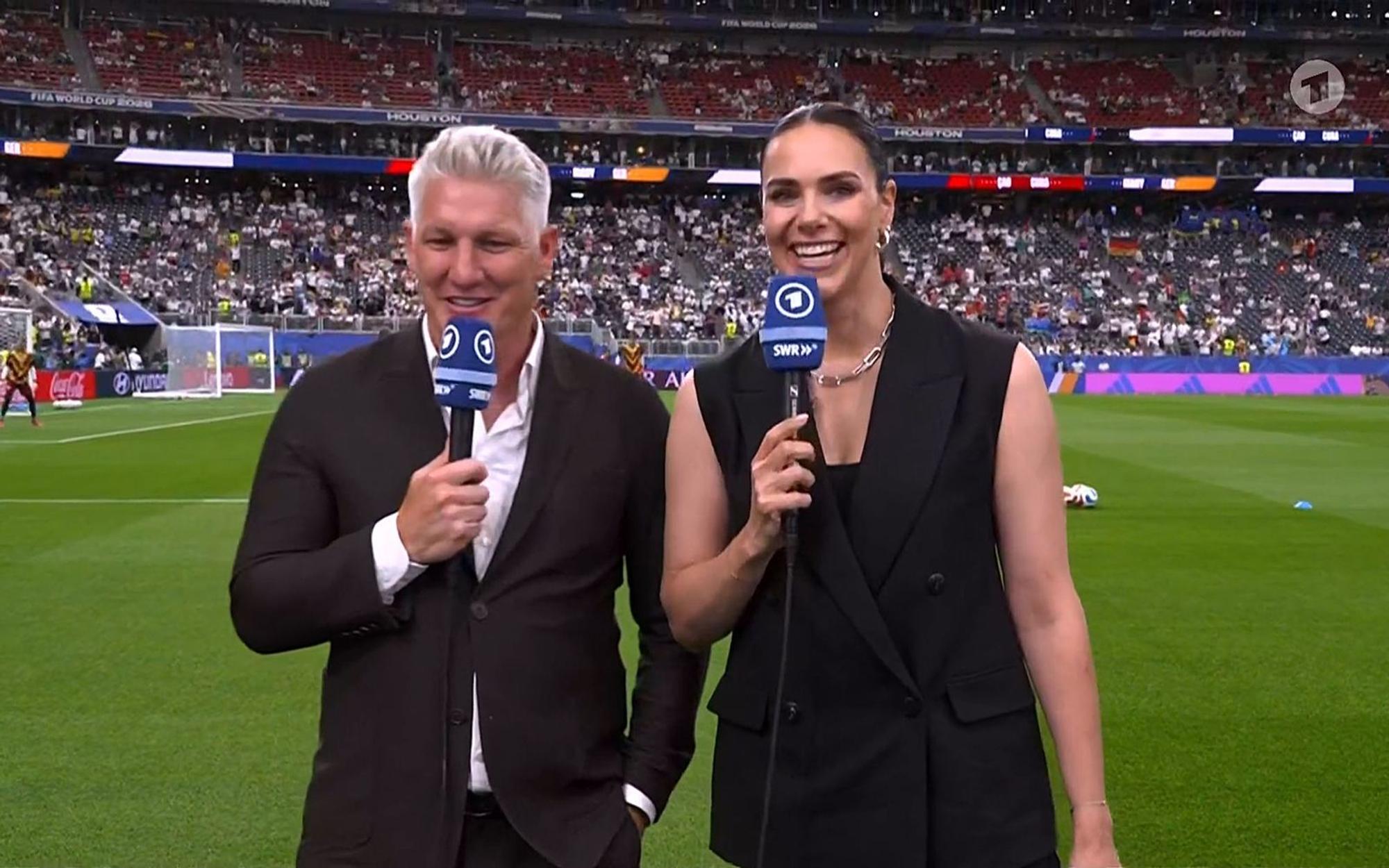 Esther Sedlaczek und Bastian Schweinsteiger begleiteten den Auftakt der deutschen Nationalmannschaft bei der WM. (Bild: ARD)