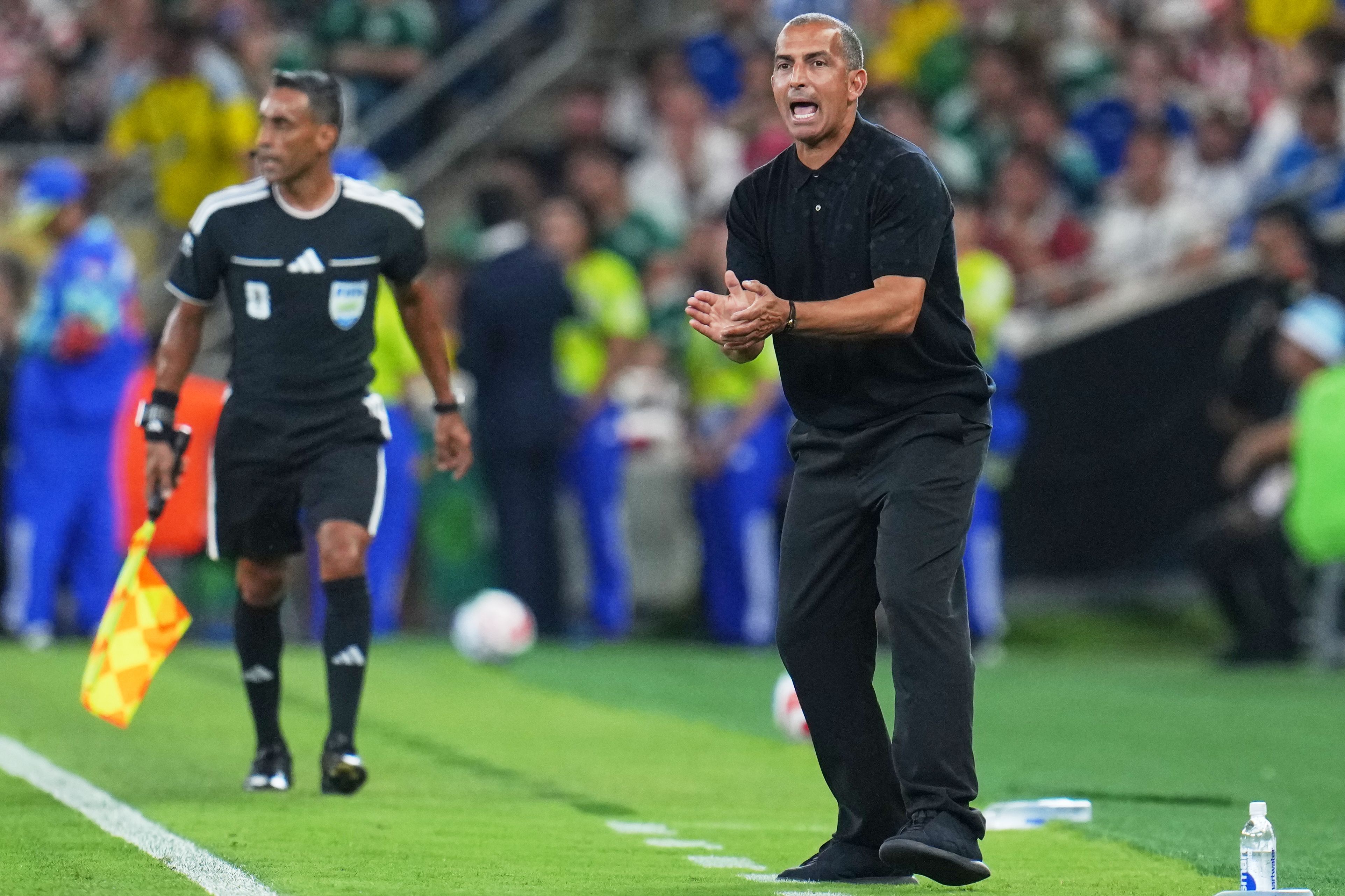 Der tunesische Nationaltrainer Sabri Lamouchi reagiert am Spielfeldrand.