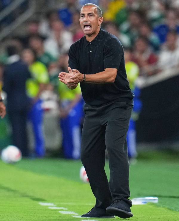 Der tunesische Nationaltrainer Sabri Lamouchi reagiert am Spielfeldrand.