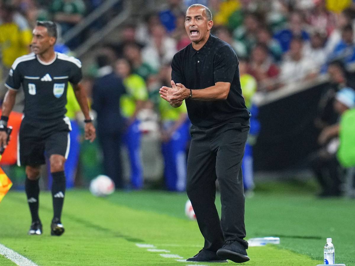Der tunesische Nationaltrainer Sabri Lamouchi reagiert am Spielfeldrand.
