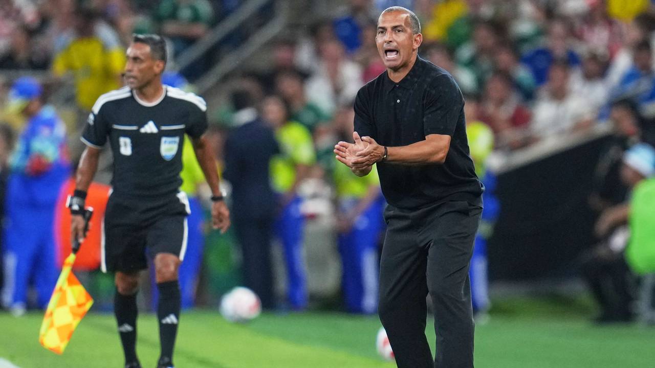 Der tunesische Nationaltrainer Sabri Lamouchi reagiert am Spielfeldrand.