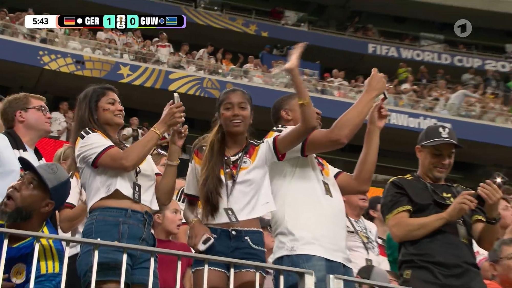 Deutschland-Fans jubeln über das erste Tor.
