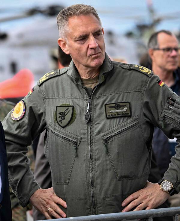 Der deutsche Verteidigungsminister Boris Pistorius (SPD, links) steht neben Generalleutnant Holger Neumann, während er die Internationale Luft- und Raumfahrtausstellung (ILA) am Flughafen BER in Schönefeld besichtigt.
