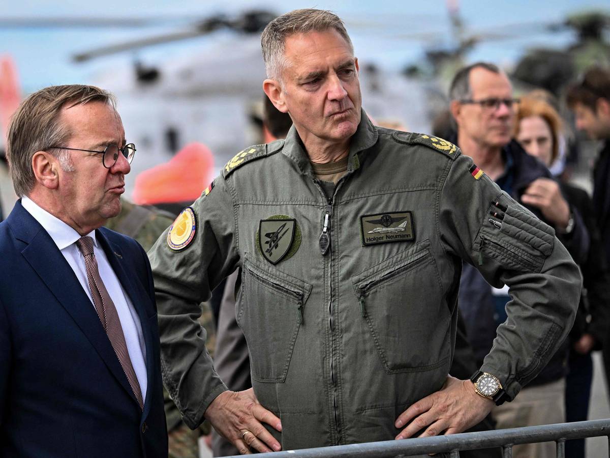 Der deutsche Verteidigungsminister Boris Pistorius (SPD, links) steht neben Generalleutnant Holger Neumann, während er die Internationale Luft- und Raumfahrtausstellung (ILA) am Flughafen BER in Schönefeld besichtigt.