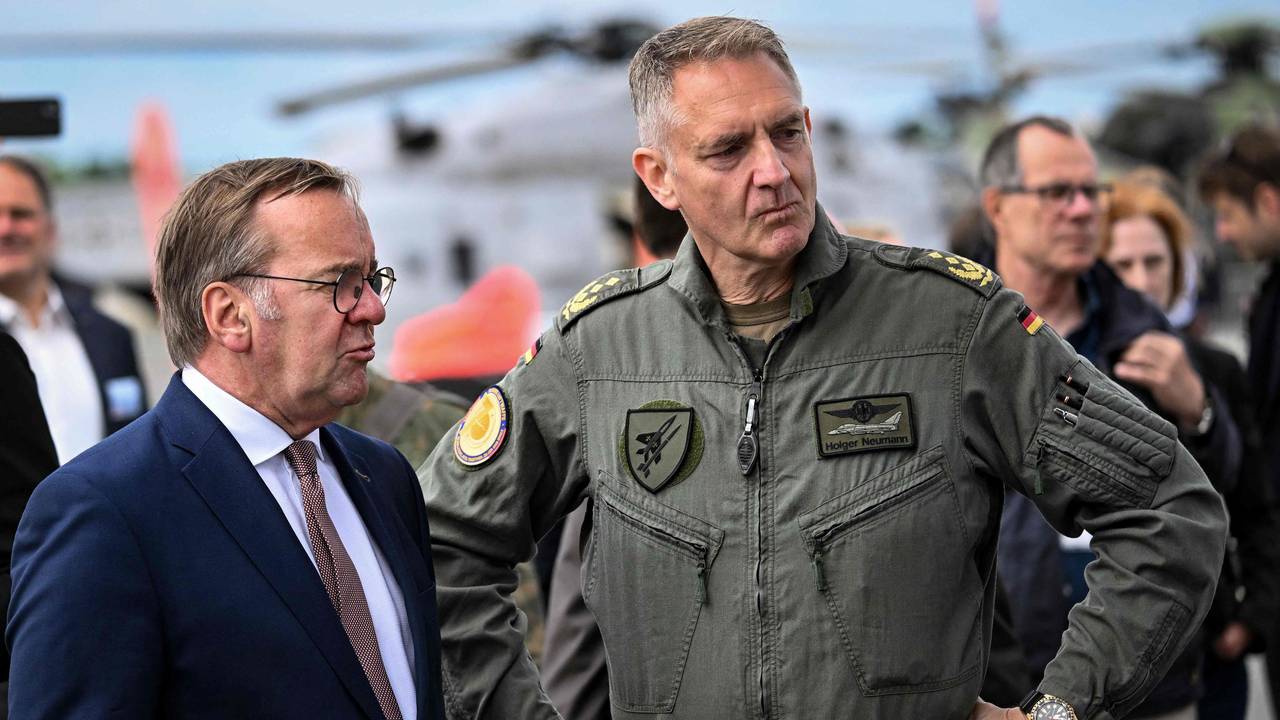 Der deutsche Verteidigungsminister Boris Pistorius (SPD, links) steht neben Generalleutnant Holger Neumann, während er die Internationale Luft- und Raumfahrtausstellung (ILA) am Flughafen BER in Schönefeld besichtigt.