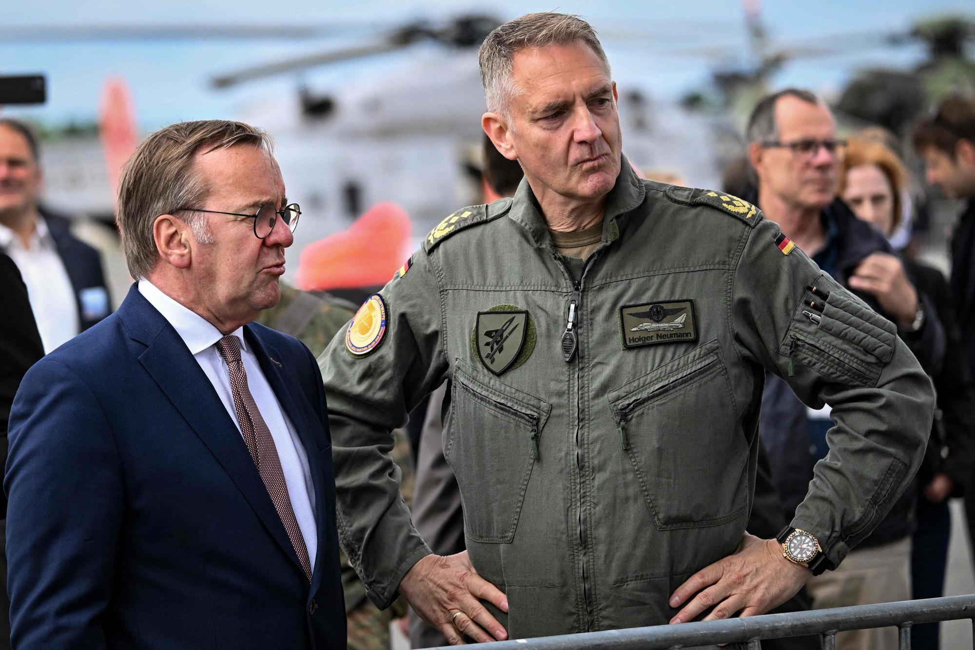 Der deutsche Verteidigungsminister Boris Pistorius (SPD, links) steht neben Generalleutnant Holger Neumann, während er die Internationale Luft- und Raumfahrtausstellung (ILA) am Flughafen BER in Schönefeld besichtigt.