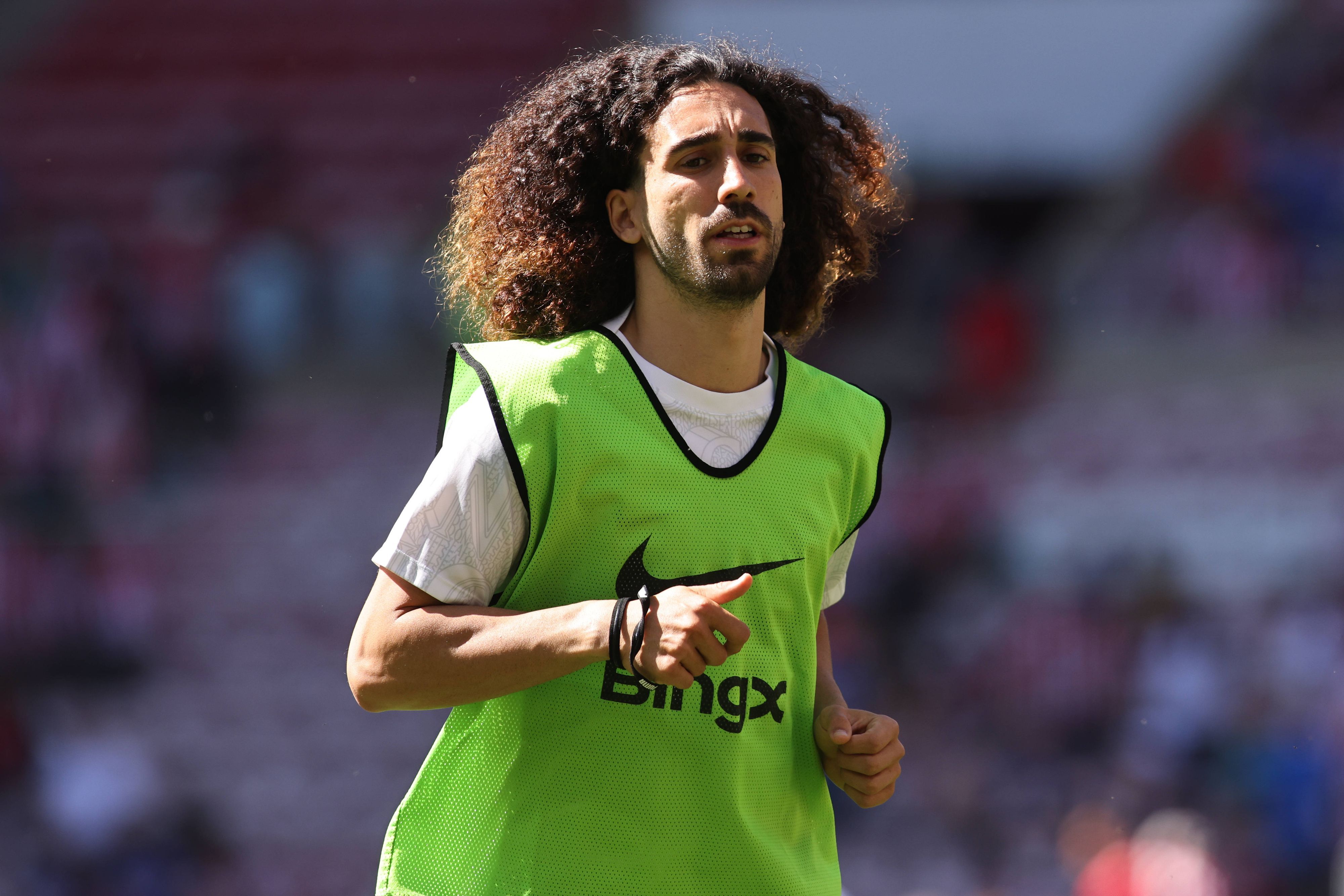 Marc Cucurella hat ein Leibchen an und macht sich warm.