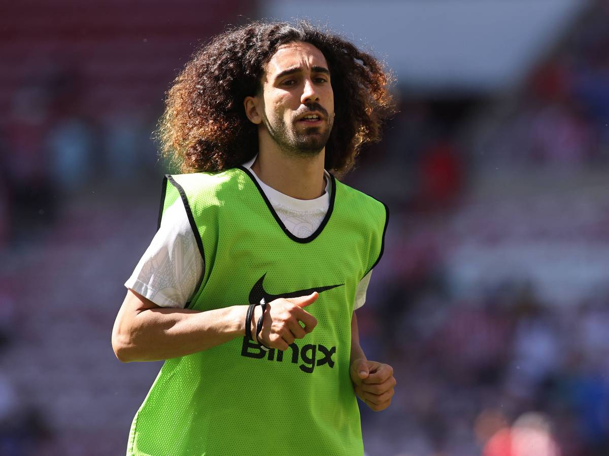 Marc Cucurella hat ein Leibchen an und macht sich warm.