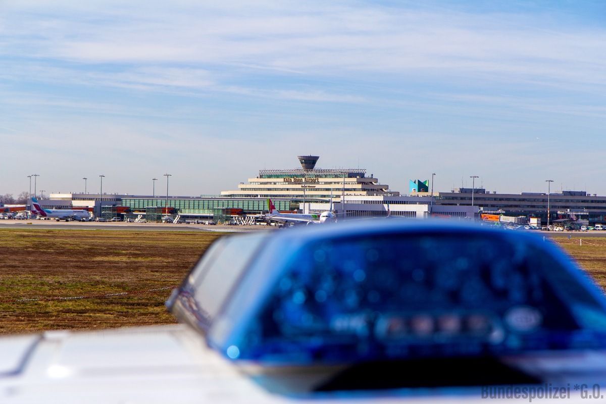 Symbolbild: Ein Beamter der Bundespolizei am Flughafen.