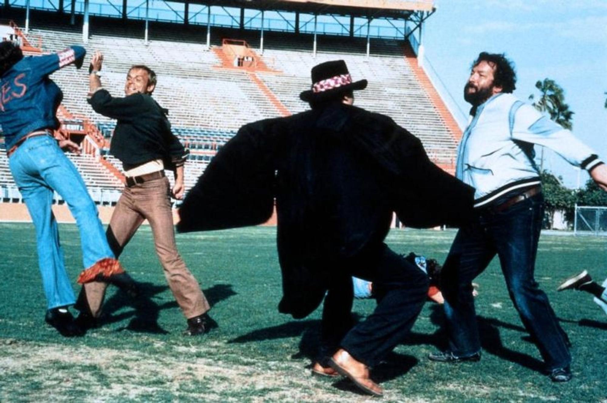 Da konnte sich „Police Academy“ einiges abschauen: In „Zwei außer Rand und Band“ geraten die kleinen Ganoven Matt (Terence Hill) und Will (Bud Spencer) versehentlich in eine Polizeischule und werden gegen ihren Willen Kadetten. (Bild: Warner Bros.)