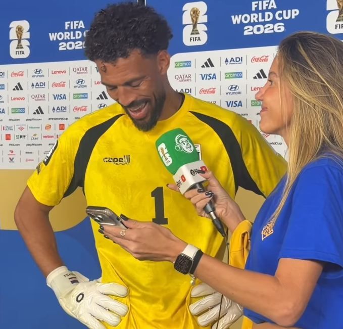 Reporterin Barbara Coelho zeigt Vozinha etwas auf ihrem Handy.
