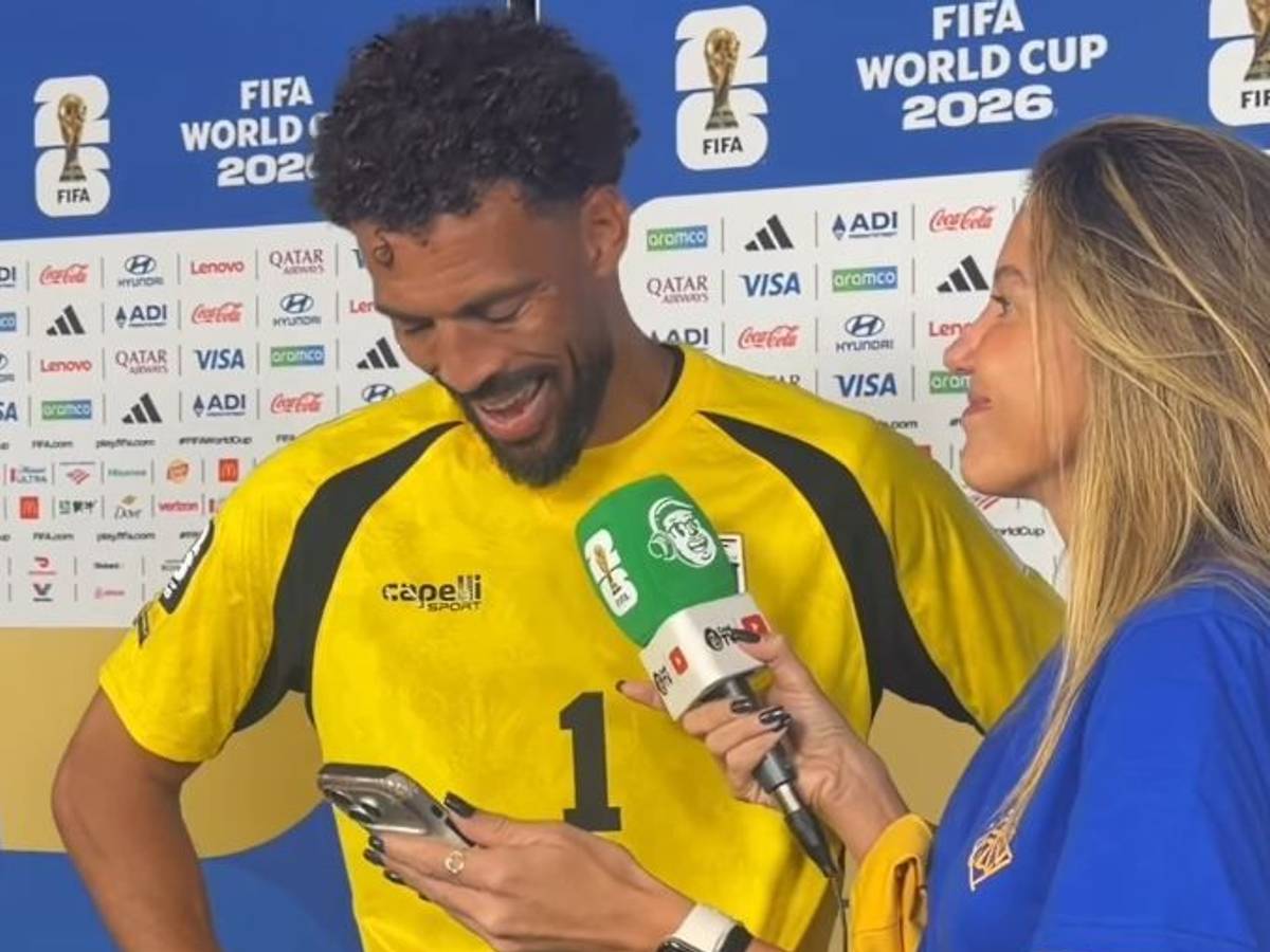 Reporterin Barbara Coelho zeigt Vozinha etwas auf ihrem Handy.