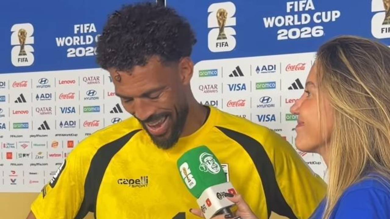 Reporterin Barbara Coelho zeigt Vozinha etwas auf ihrem Handy.