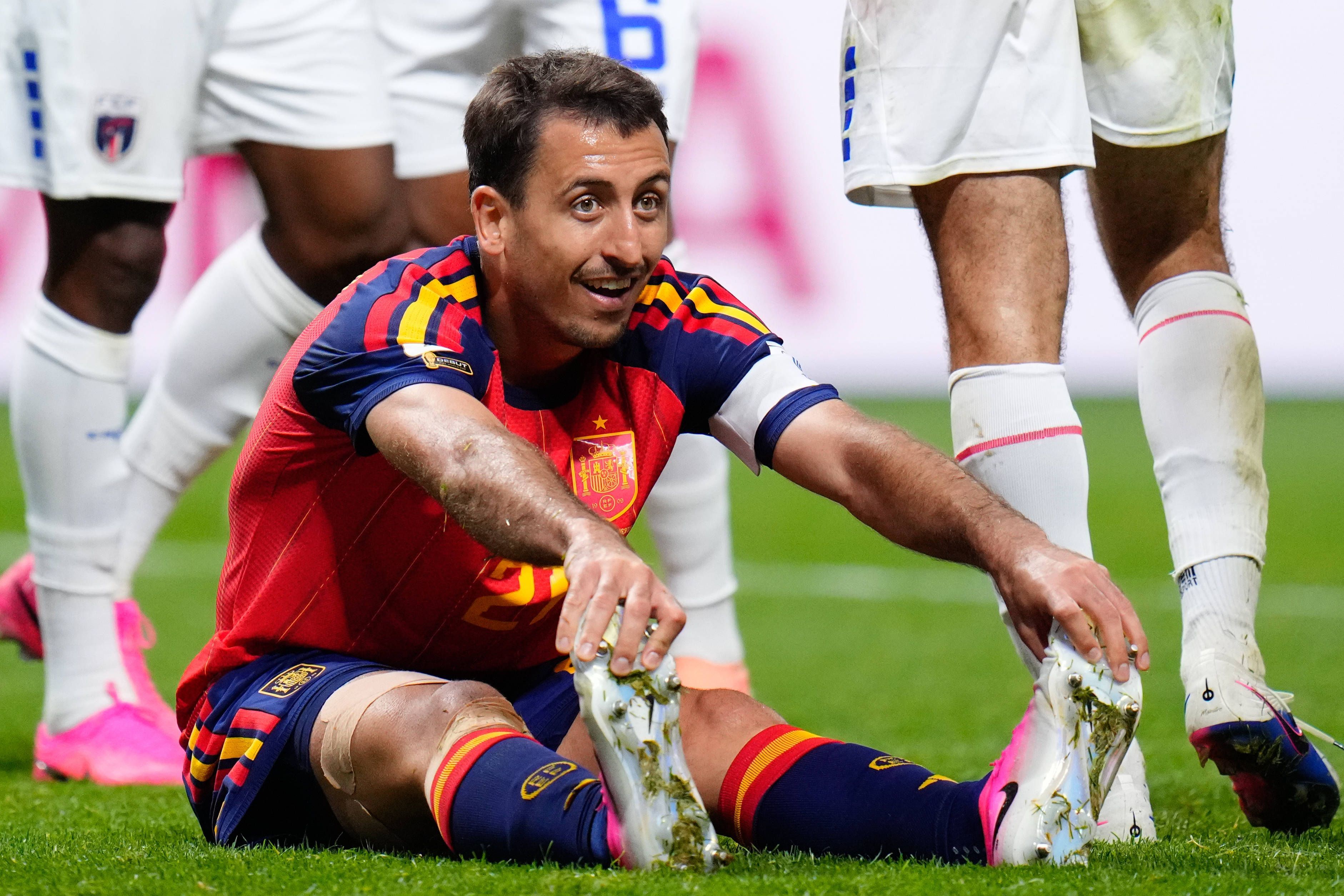 Spaniens Stürmer Mikel Oyarzabal sitzt gegen Kap Verde auf dem Rasen.