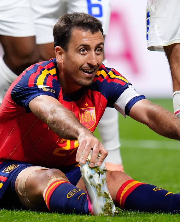 Spaniens Stürmer Mikel Oyarzabal sitzt gegen Kap Verde auf dem Rasen.