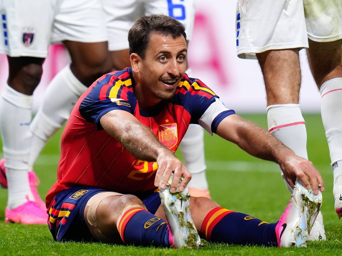 Spaniens Stürmer Mikel Oyarzabal sitzt gegen Kap Verde auf dem Rasen.