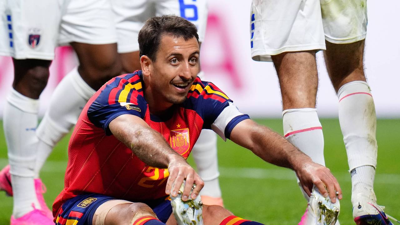 Spaniens Stürmer Mikel Oyarzabal sitzt gegen Kap Verde auf dem Rasen.