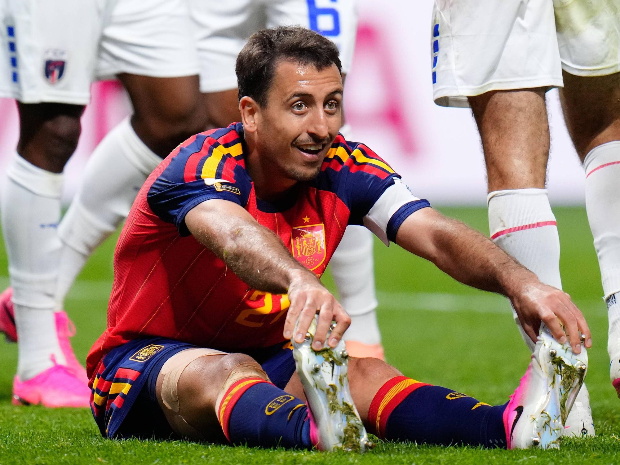 Spaniens Stürmer Mikel Oyarzabal sitzt gegen Kap Verde auf dem Rasen.