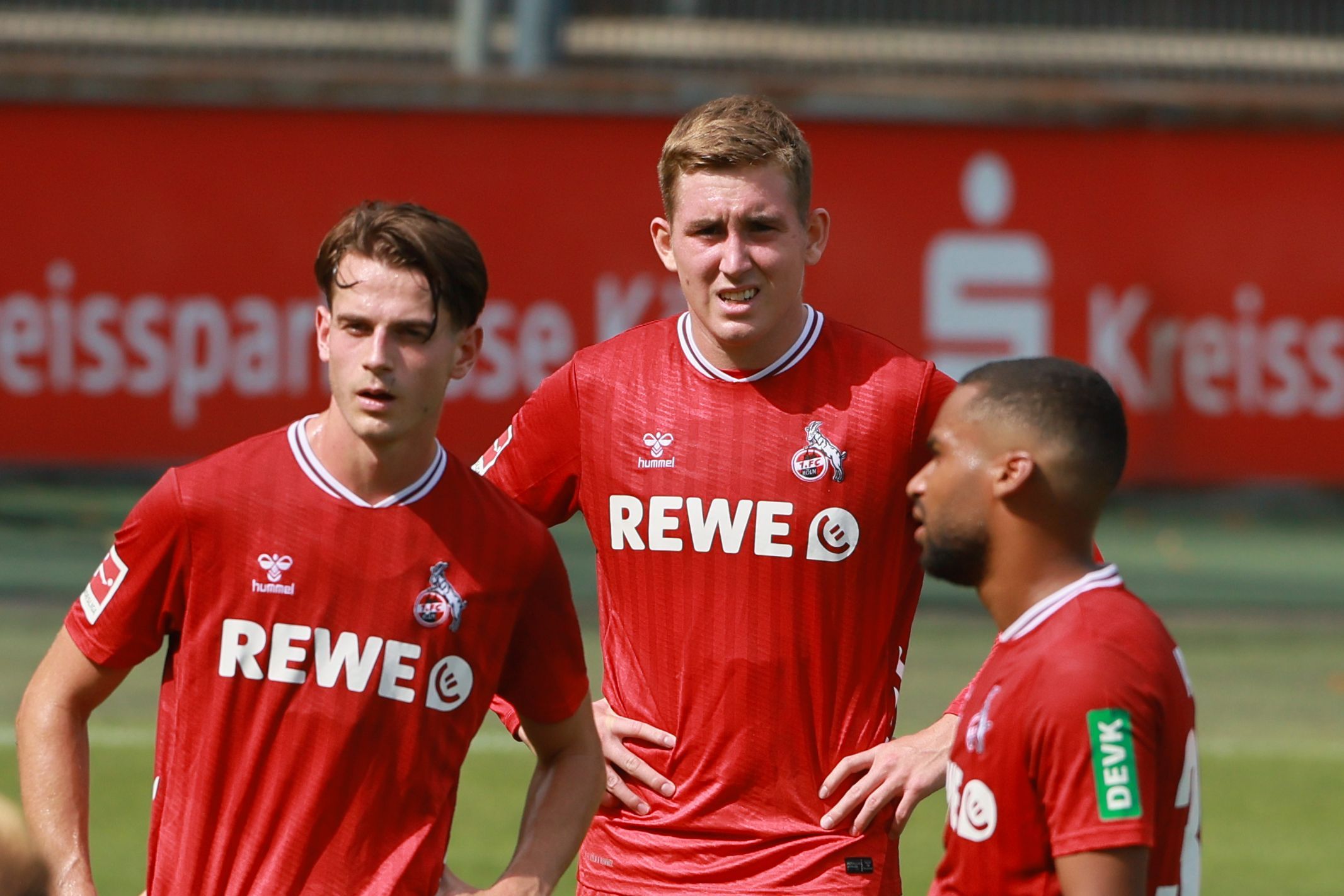 Jakub Kaminski, Isak Johannesson und Linton Maina beim Test gegen Arnheim.