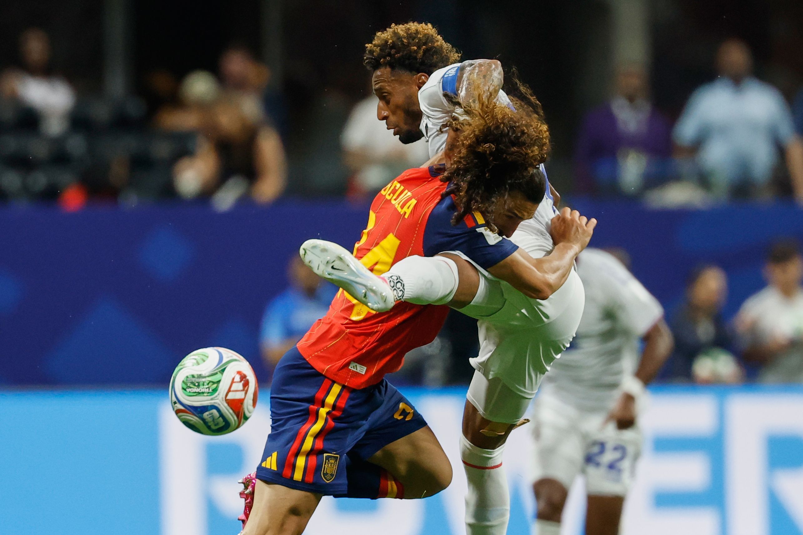 Zweikampf zwischen Marc Cucurella und Ryan Mendes bei der WM 2026.