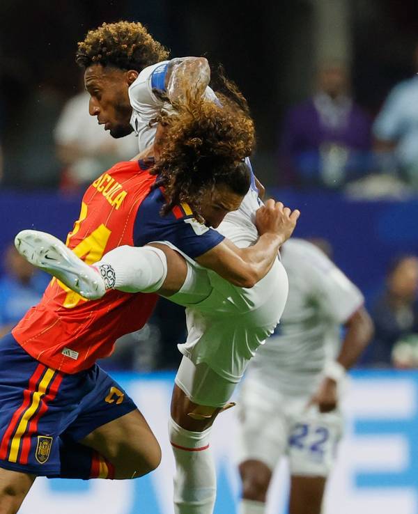 Zweikampf zwischen Marc Cucurella und Ryan Mendes bei der WM 2026.