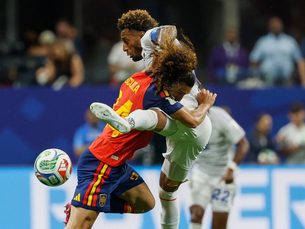 Zweikampf zwischen Marc Cucurella und Ryan Mendes bei der WM 2026.