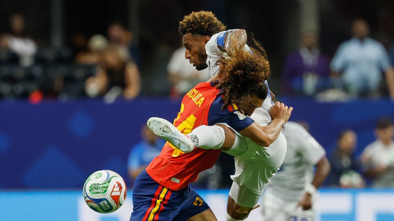 Zweikampf zwischen Marc Cucurella und Ryan Mendes bei der WM 2026.