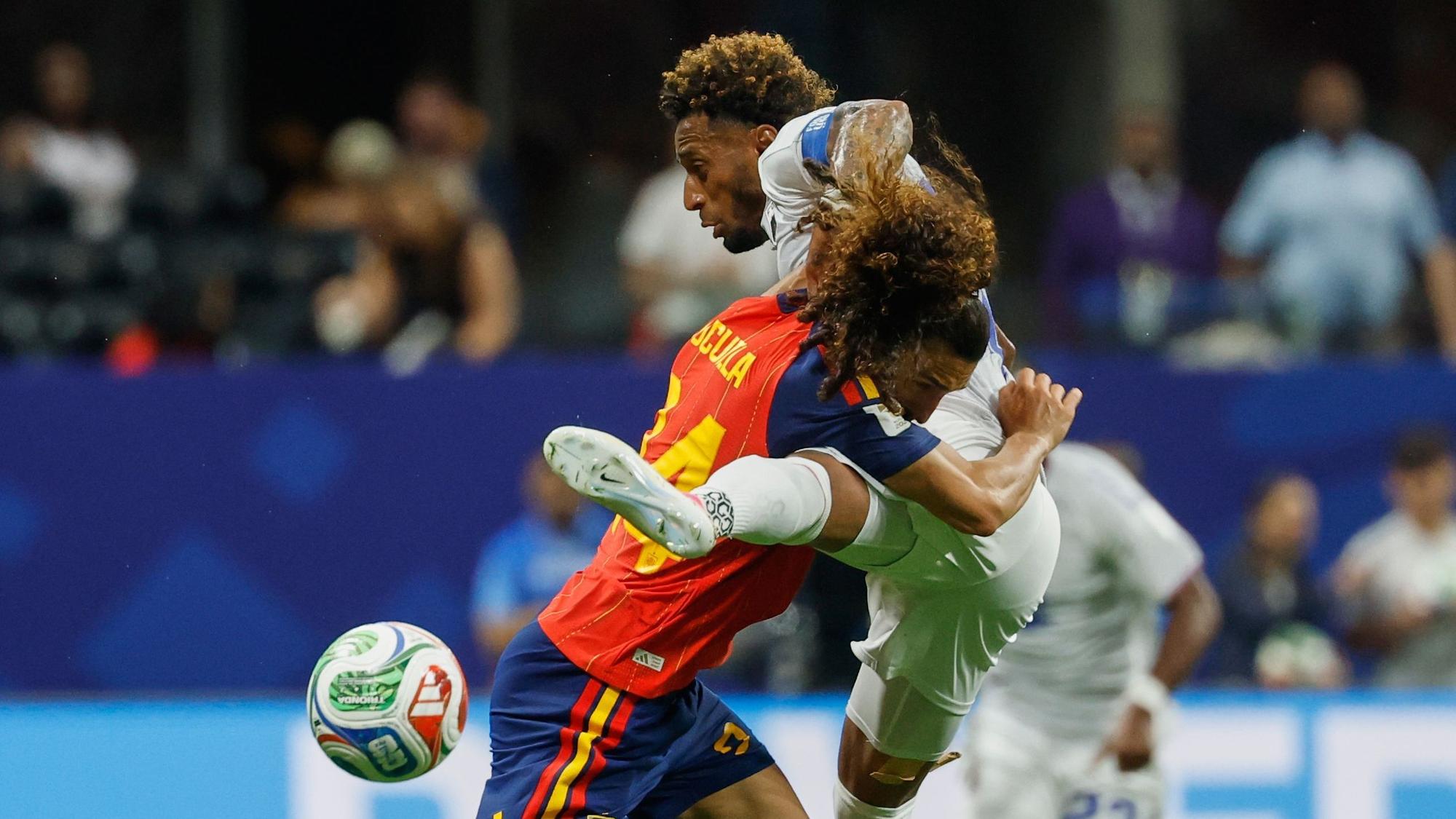 Zweikampf zwischen Marc Cucurella und Ryan Mendes bei der WM 2026.