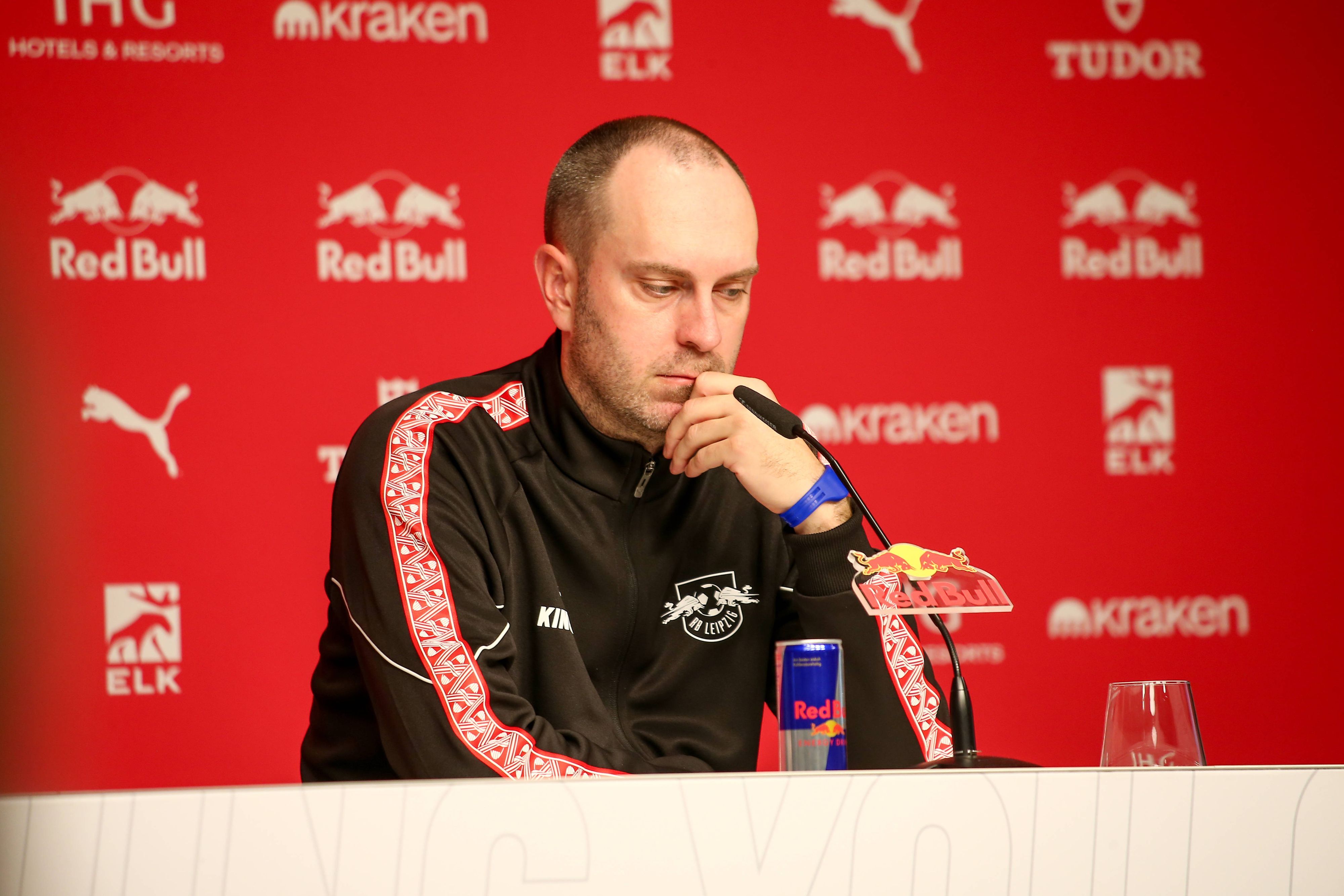 Ole Werner sitzt bei einer Pressekonferenz nachdenklich vor einem Mikrofon.