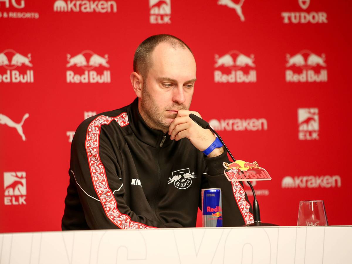 Ole Werner sitzt bei einer Pressekonferenz nachdenklich vor einem Mikrofon.