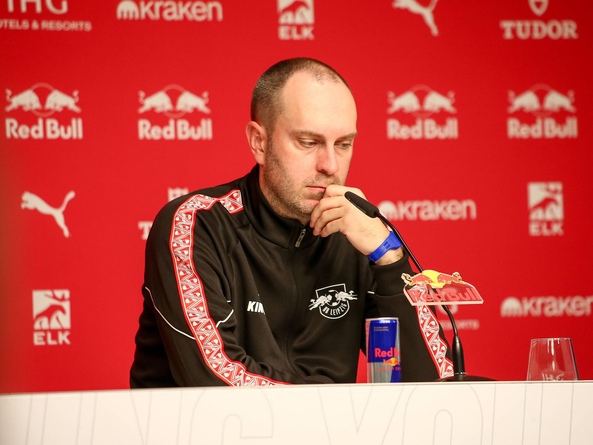 Ole Werner sitzt bei einer Pressekonferenz nachdenklich vor einem Mikrofon.