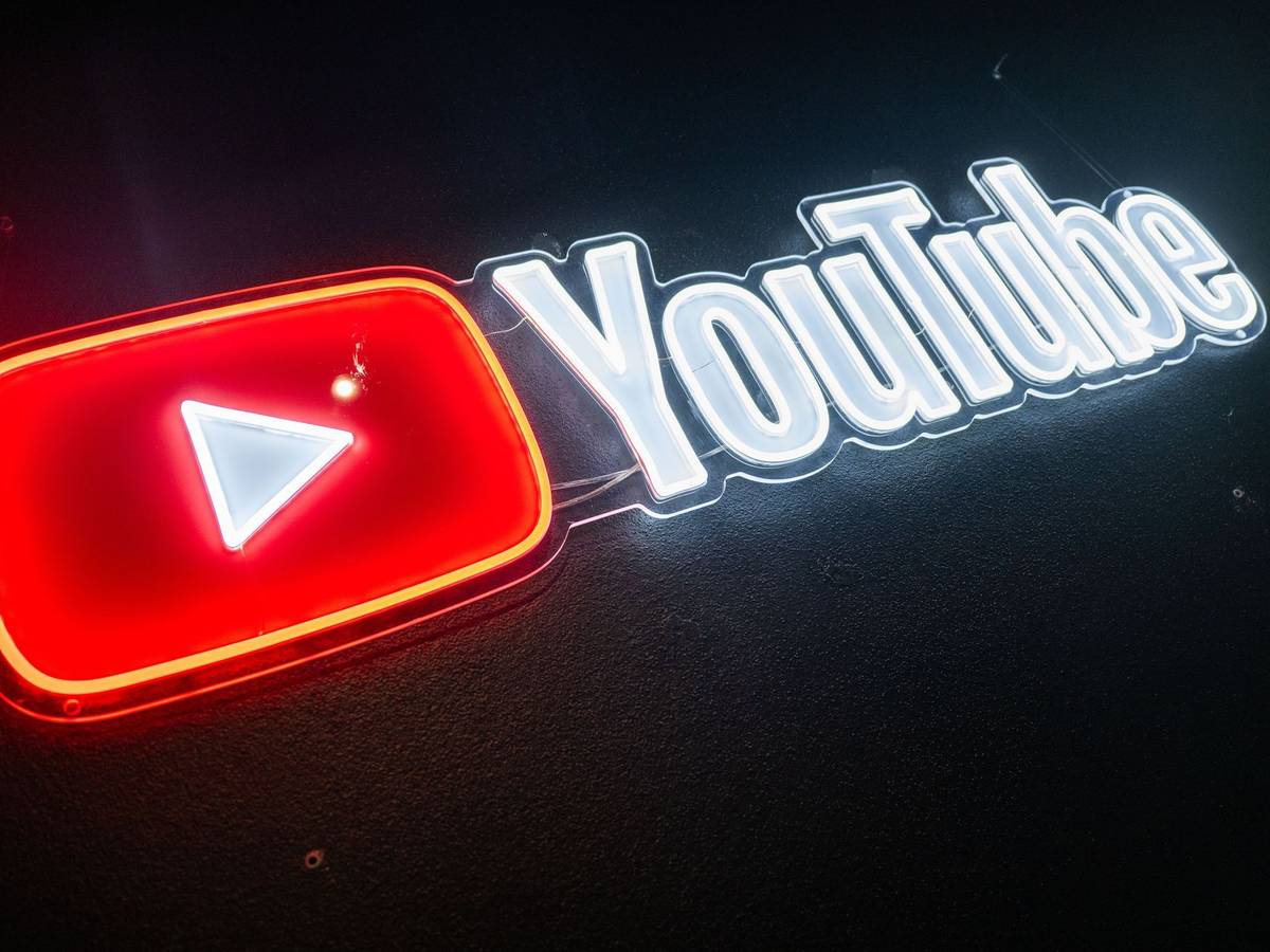 Youtube-Logo an einer Wand