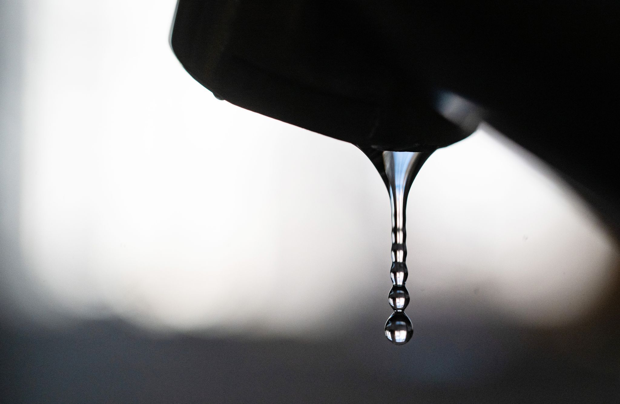 Trinkwasser fließt aus einem Hahn