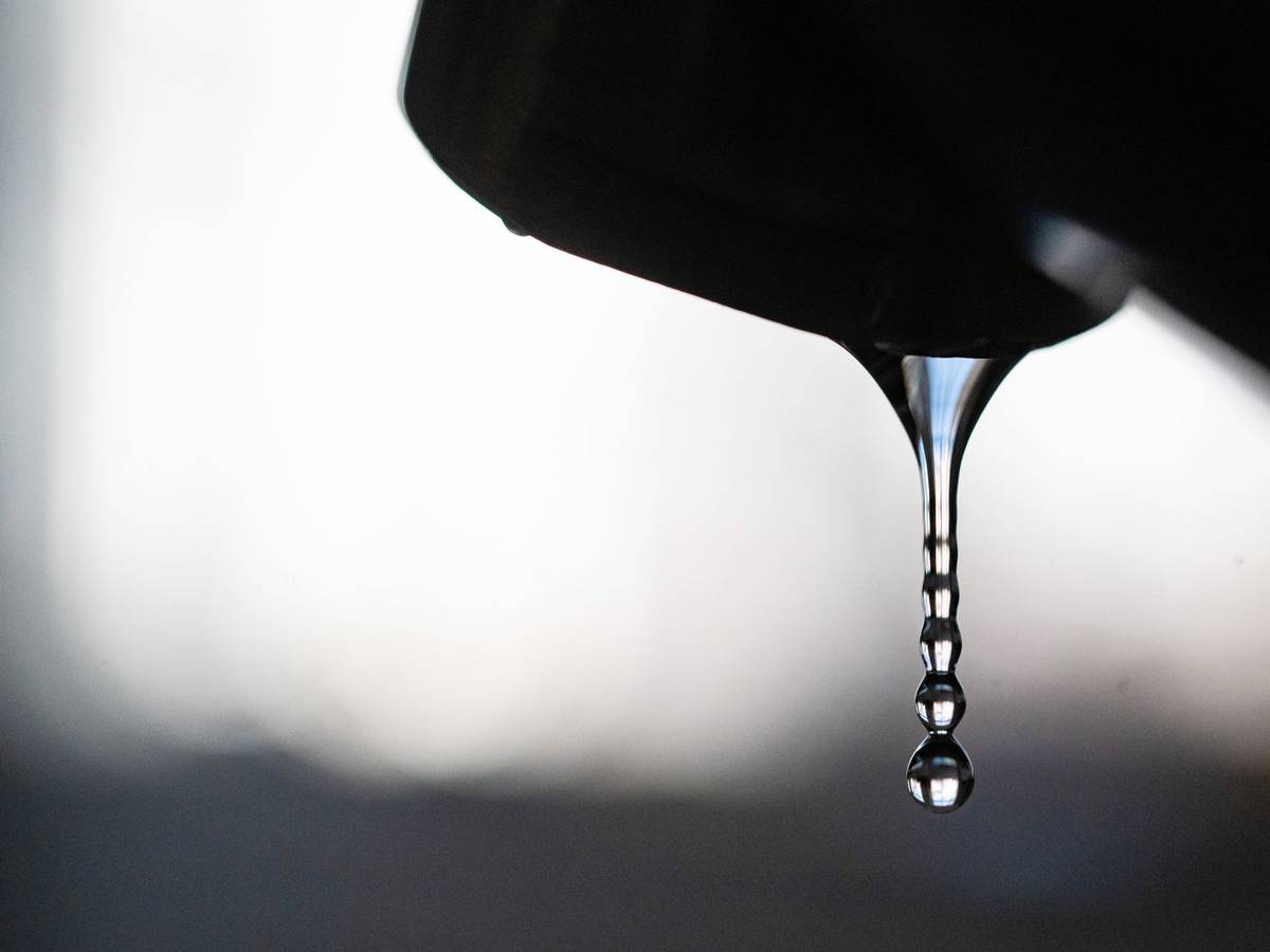 Trinkwasser fließt aus einem Hahn