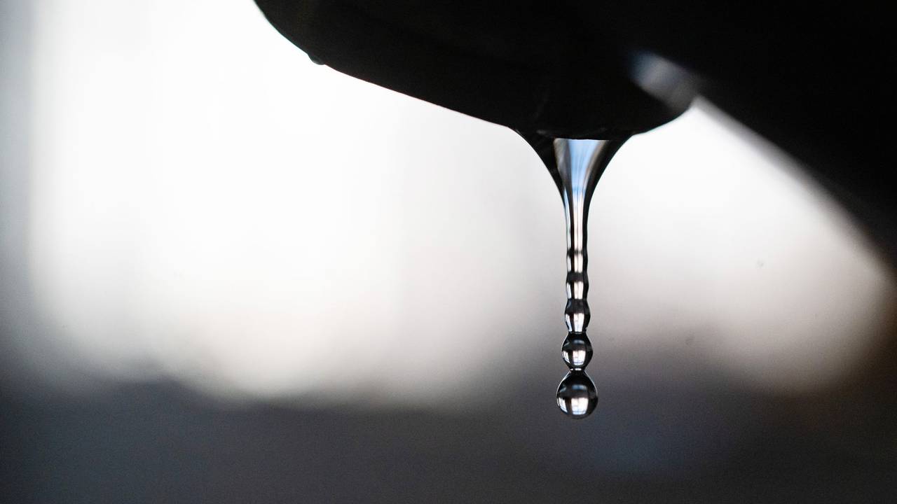 Trinkwasser fließt aus einem Hahn