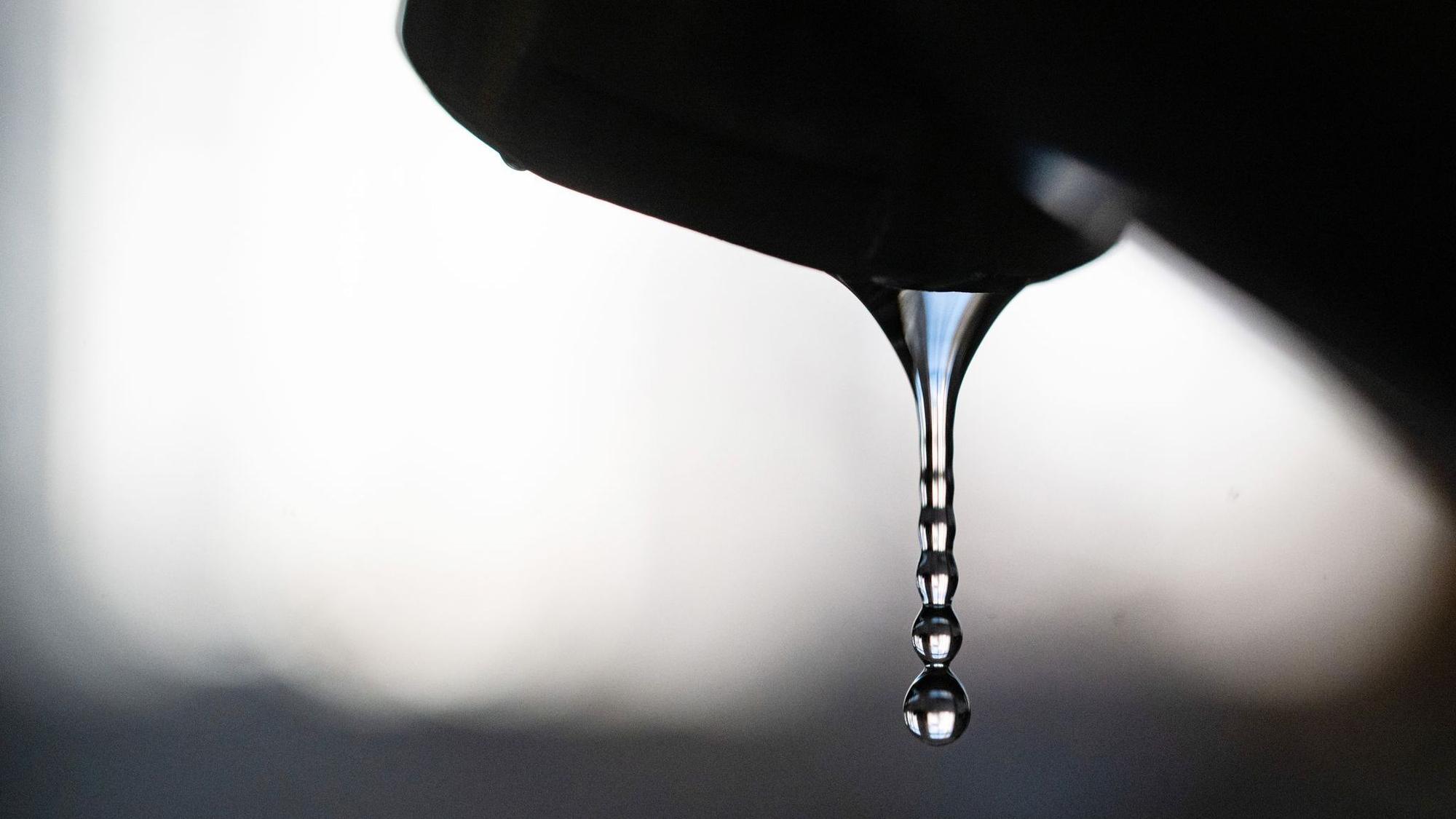 Trinkwasser fließt aus einem Hahn