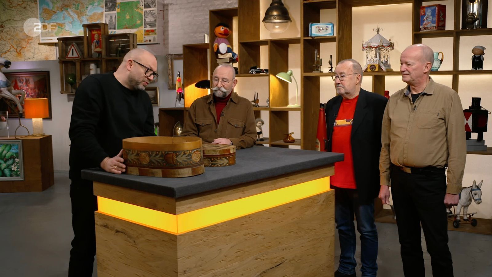Was für Horst Lichter wie eine gewöhnliche Deko-Dose aussah, entpuppte sich als historische Braut-Schachtel fürs Heimatmuseum.  (Bild: ZDF)
