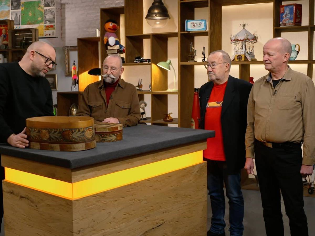 Was für Horst Lichter wie eine gewöhnliche Deko-Dose aussah, entpuppte sich als historische Braut-Schachtel fürs Heimatmuseum. (Bild: ZDF)