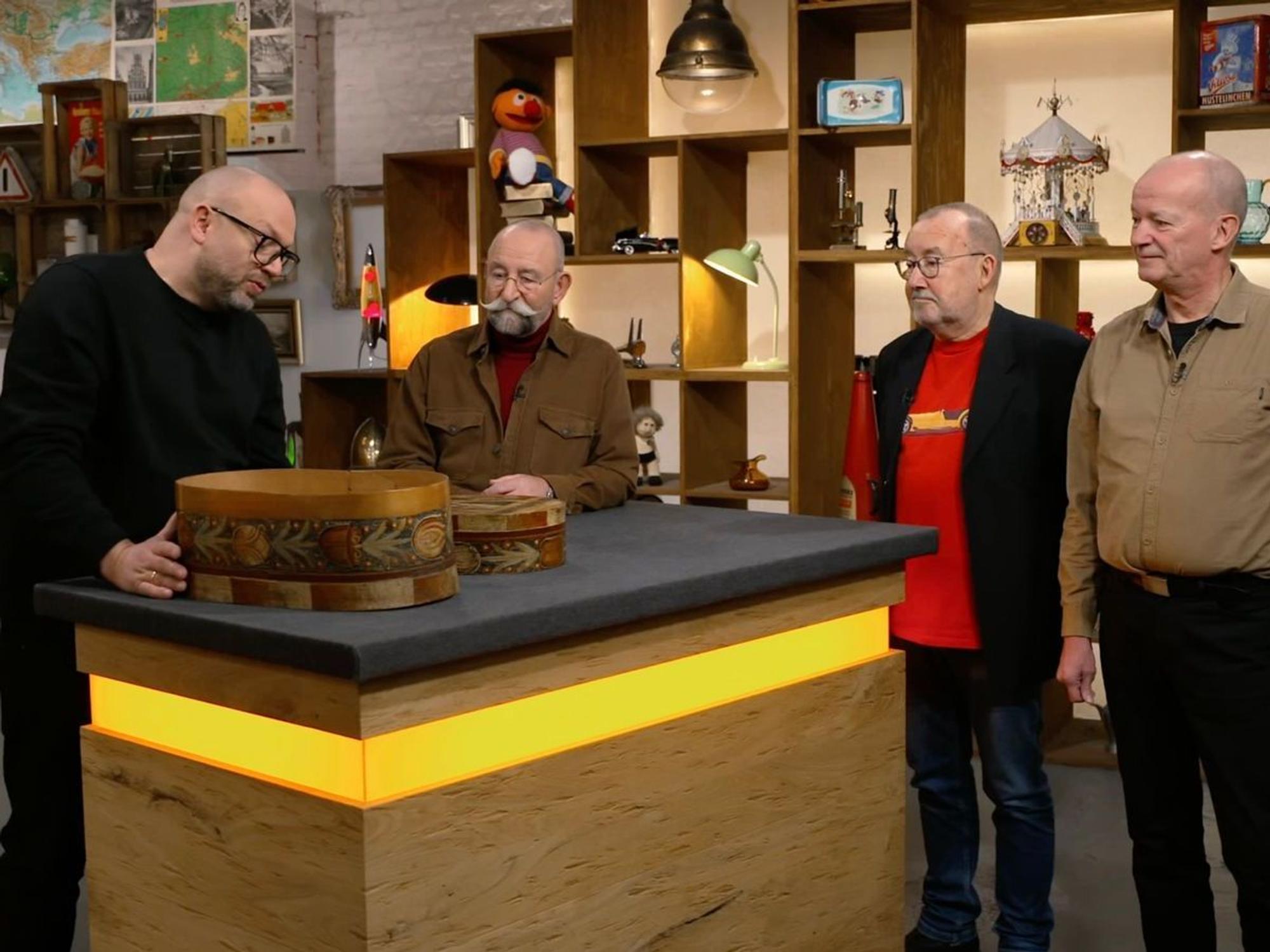 Was für Horst Lichter wie eine gewöhnliche Deko-Dose aussah, entpuppte sich als historische Braut-Schachtel fürs Heimatmuseum. (Bild: ZDF)
