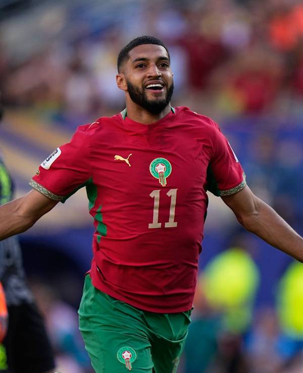 Ismael Saibari jubelt mit ausgebreiteten Armen.